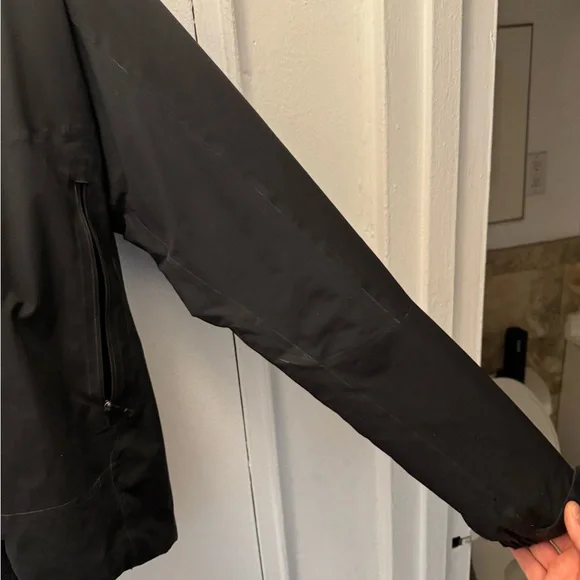 Patagonia Black Performance Jacket with Hood and Lightweight Design - Picture 5 of 13